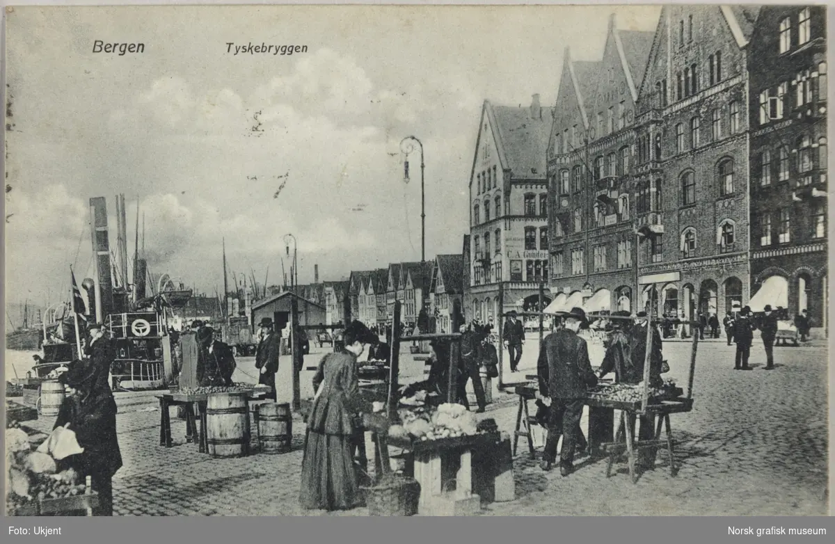 Postkort med bilde av torghandel på Bryggen i Bergen.