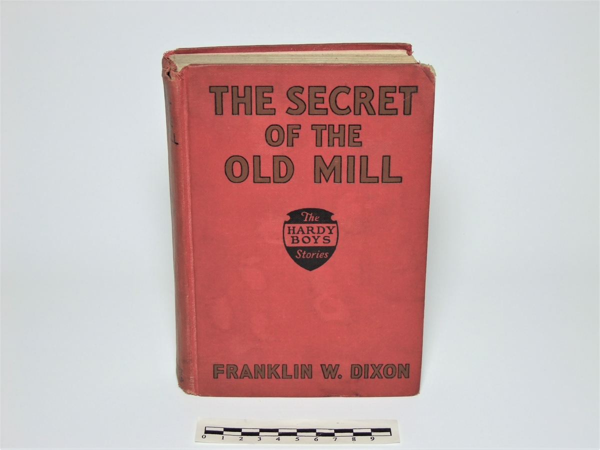 Amerikansk ungdomsbok ( spenningsbok ) for gutter.
Boka ble utgitt i 1927 og er en del av bokserien om "The Hardy Boys" ( på norsk : "Hardy-guttene" ).

Utvendig tittel :   The Secret of the old Mill

"Full" tittel inni boka :   The Hardy Boys [ : ]  The Secret of the old Mill

Forfatter :   Franklin W. Dixon       ( Franklin W. Dixon var et litterært kollektivpseudonym ( upersonlig dekknavn )
                                                           som ble delt mellom flere ulike forfattere som skrev bøker i samme bokserie. )

Utgiver :   Grosset & Dunlap  -  New York,  NY  ( USA )

Trykk :   [ Ukjent produsent ]  -  USA