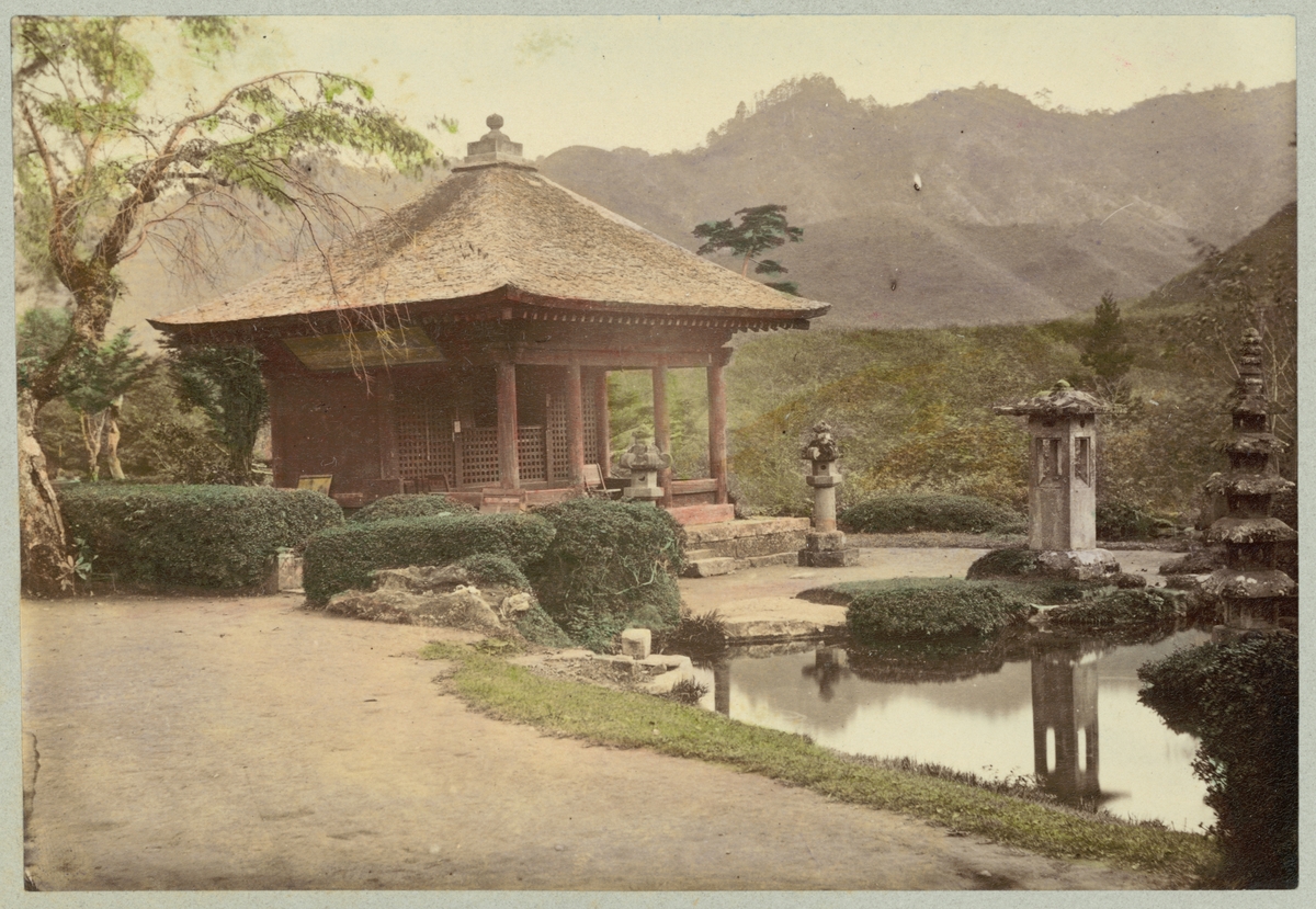 Bild visar en träbyggnad i en trädgård vid staden Nikko i Japan.