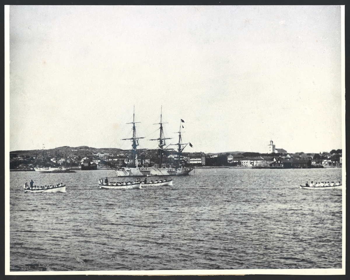 Bilden visar skeppsgossefartygen Najaden och Jarramas till ankars i Strömstad år 1901. I förgrunden syns fyra roddbåtar med skeppsgossar som förmodligen håller på med utbildning i rodd.