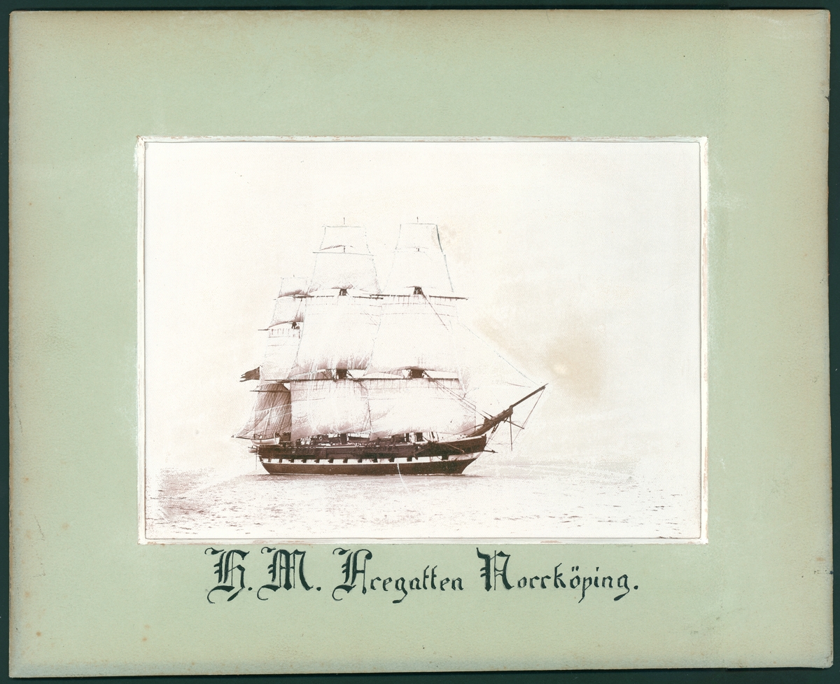 Bilden visar fregatten Norrköping med hissade segel till havs från styrbordssidan.