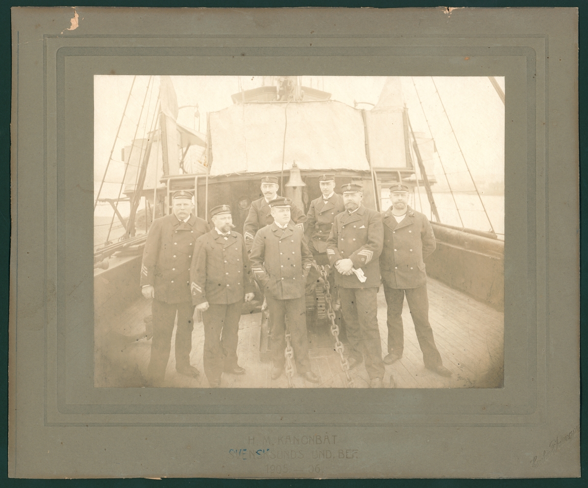 Bilden visar underbefäl på kanonbåten Svensksund som har tagit uppställning för gruppfotografering på däck.