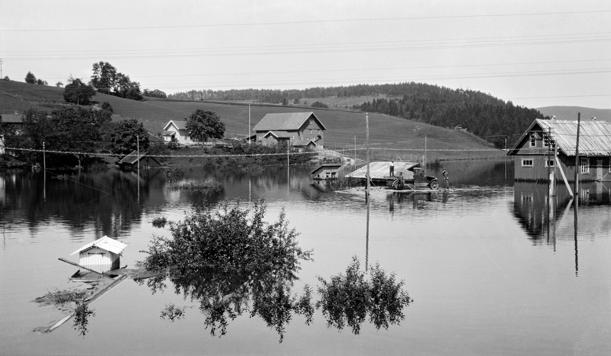 Oversvømmelse i Fet, Akershus. Hus i vann. Lastebil på en flåte.
