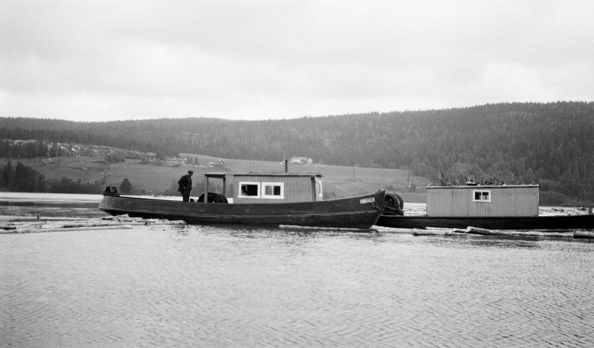 Varpebåter på vannet. Nøkken. Tømmer. Glomma ved Bingen, Sørum, Akershus.