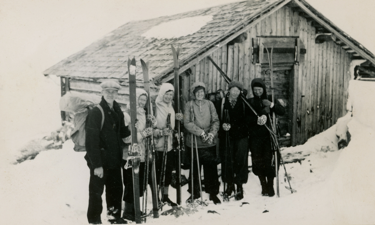 Skiløparar framfor Nybu-seter på Lifjell.  Kittil Lihega står lengst t.v.
