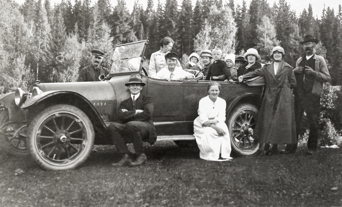 Lindseth, Sagvoldkroken. "Ny bil i Sandsvær første gang". Ukjente personer. Bilen er antakelig en Buick ca. 1919 modell.