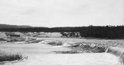 Tømmervaser ved Skjefstadfossen i Glomma våren 1932. Denne l