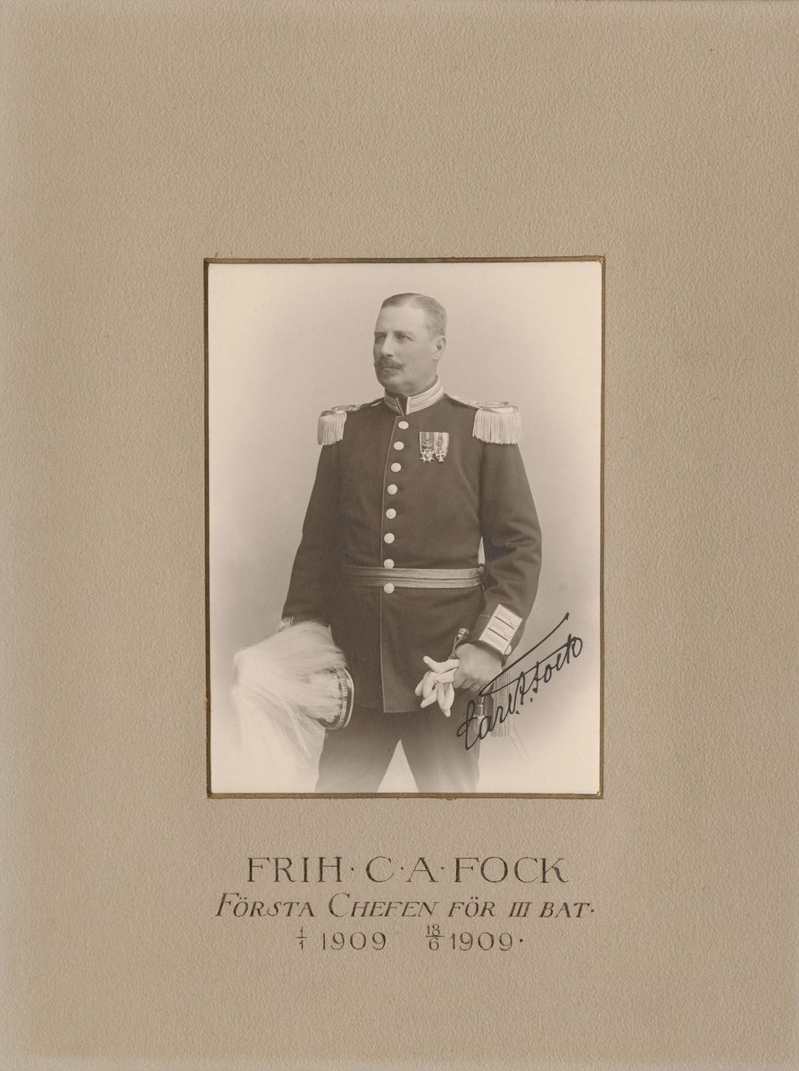 Porträtt av Carl Fock, överste vid Göta livgarde I 2.

Se även bild AMA.0007317 och AMA.0007333.