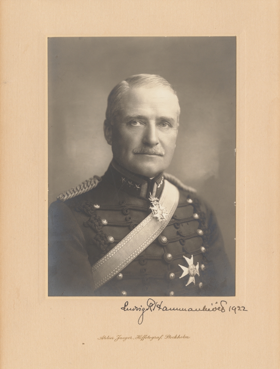 Porträtt av Peder Adolf Ludvig Hammarskjöld, överste vid Smålands artilleriregemente A 6.

Se även bild AMA.0000822.