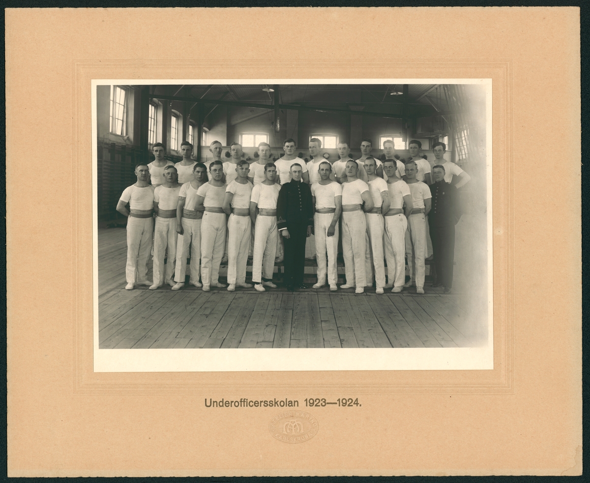 Denna grupporträtt föreställer elever från underofficersskolan 1923-1924 i Kasern Anckarstiernas gymnastiksal.