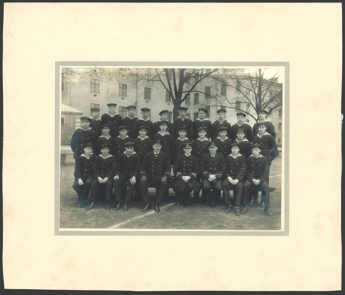 Bilden visar elever och sjöofficerare från maskinskolan på Bataljon Sparre i Karlskrona.
