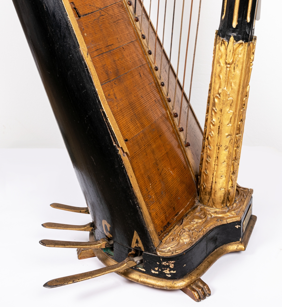 Harpa med sex pedaler, svartlackerad och förgylld.