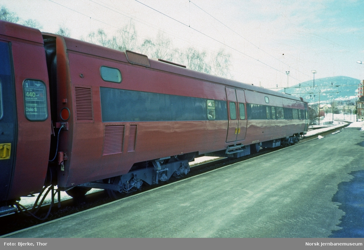 Personvogn litra BF7 nr. 21775 i  ekspresstog 42 på Lillehammer stasjon