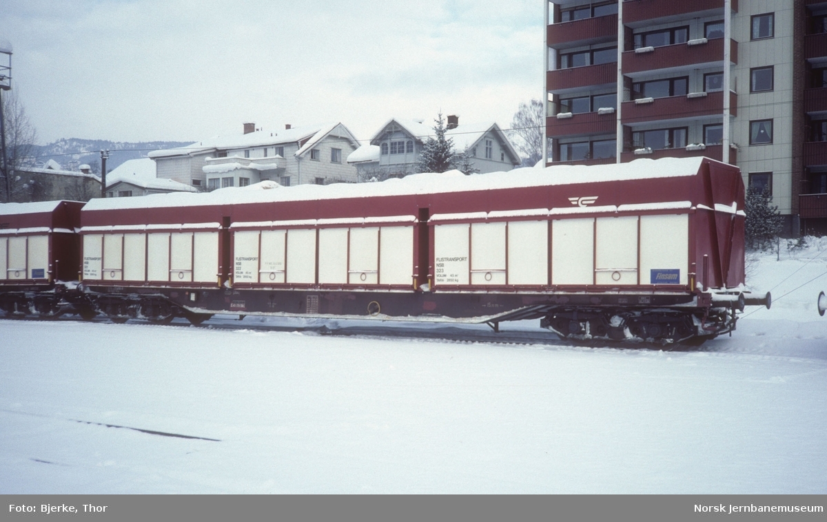 Godsvogn litra Rps med nye Finsam-fliscontainere på Lillehammer stasjon