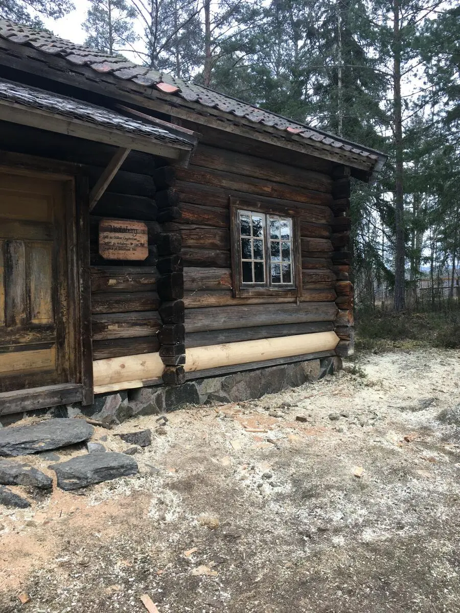 En råtten stokk i Vestabergstua på Odalstuneter skiftet ut.