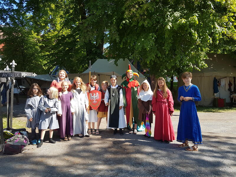 Frivillige i fargerike middelalderdrakter fra Hamar Middelalderfestival 2018. (Foto/Photo)