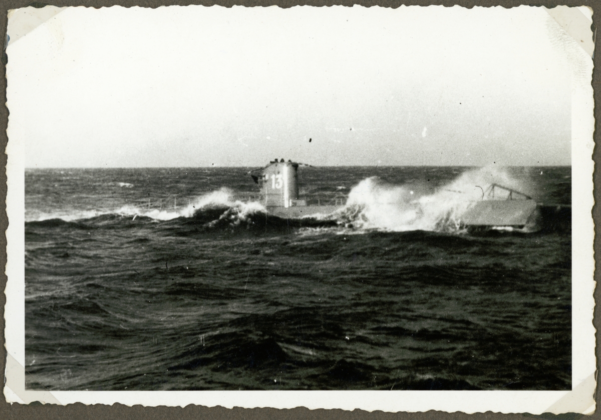 Bilden visar den tyske ubåten U 13 till sjöss i hög fart.