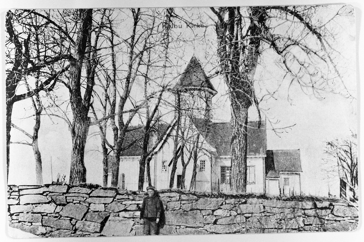 Kolbu kirke avbildet før 3/10-1909. Personen er ukjent.