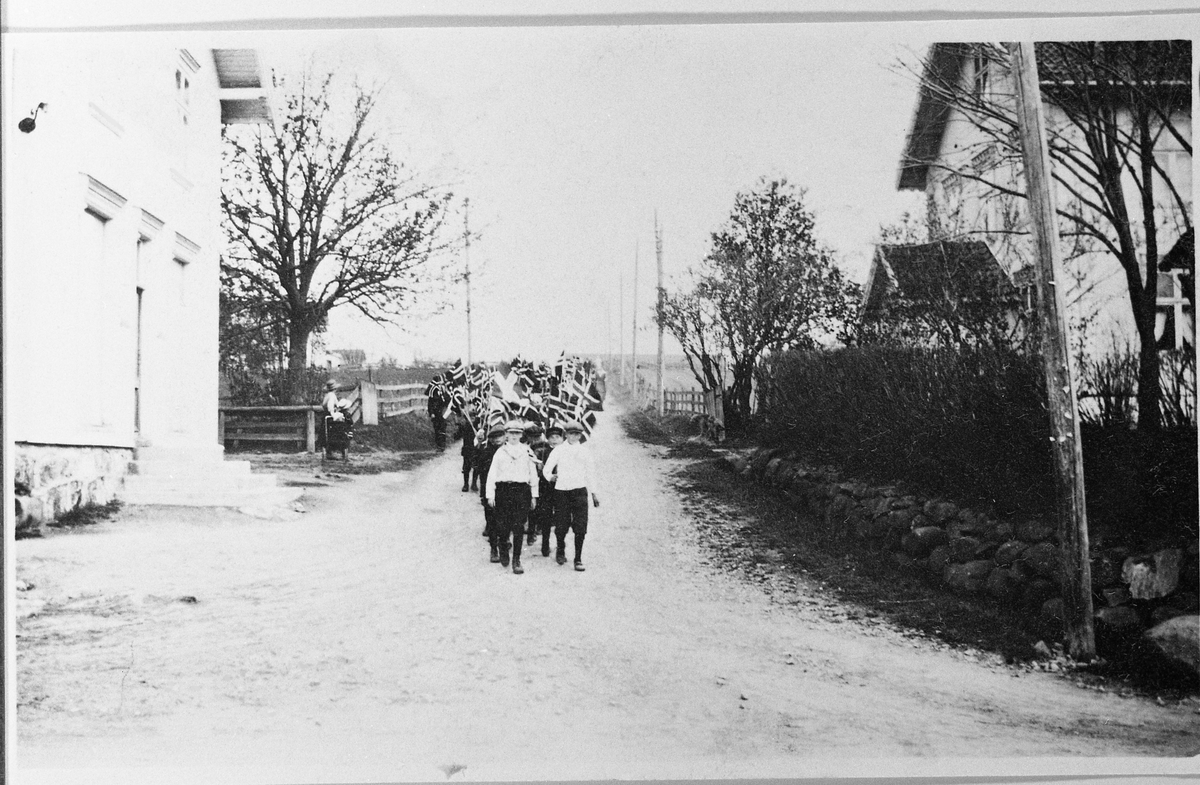 17.mai feiring på Hovsvangen 1918. Opptoget på veg ned fra Hovsvangen. Hoff Gjestgiveri til høyre i bildet