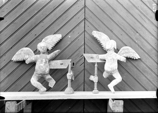 Diverse träskulpturer, änglar och basuner, Möklinta kyrka i Möklinta.