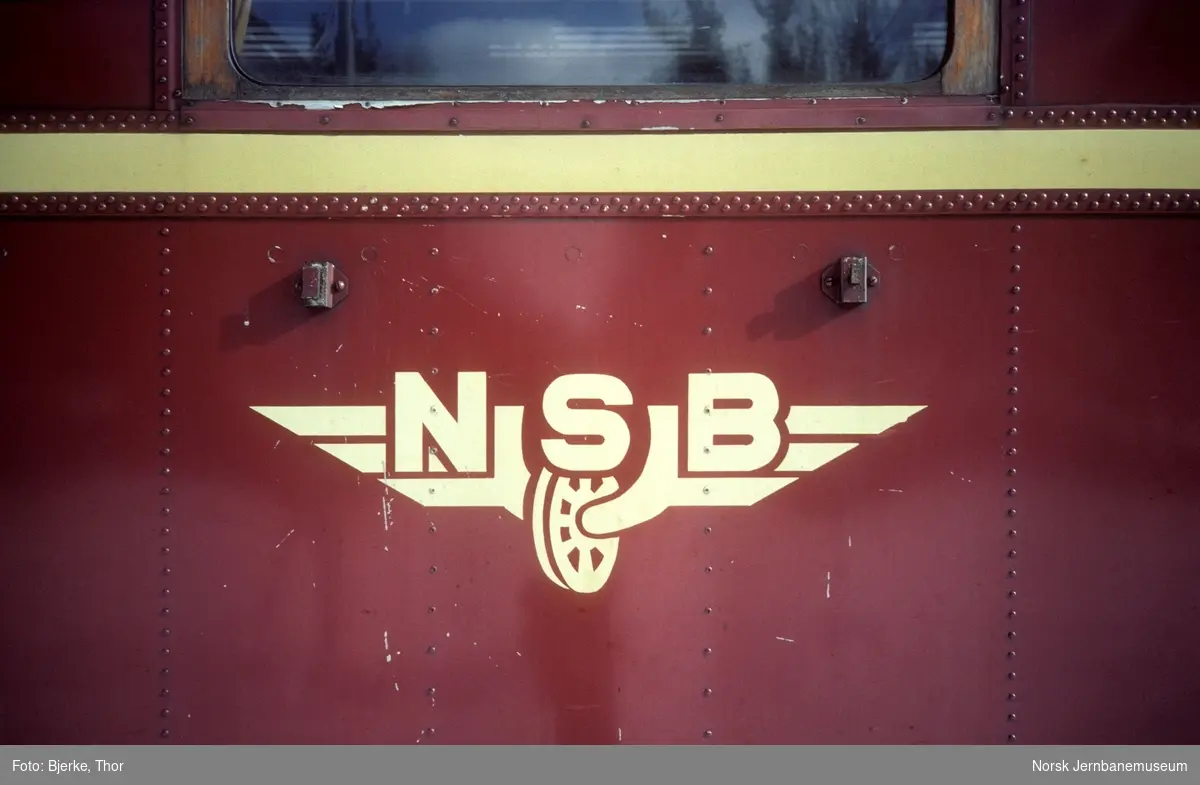 NSB-logo på motorvogn BM 86 22
