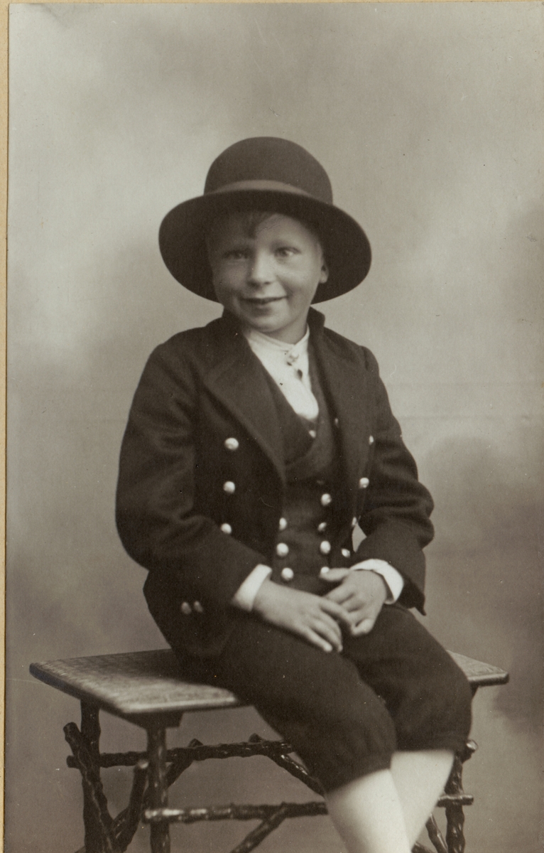 Billedserie med 8 fotografier av Sigrid Undsets sønn Hans Benedict Undset Svarstad som barn, kledd i bunad.