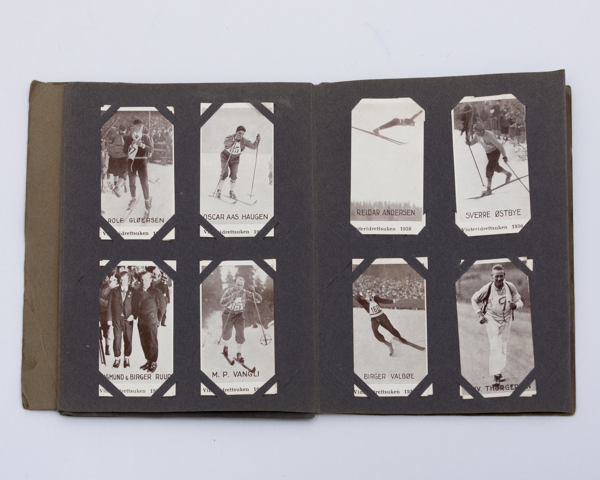 Tiedemennes album med sigarettkort av ulike mannlige idrettsutøvere, hovedsaklig utøvere som drev med ulik skisport og friidrett. .Fire bilder på hver side. Bladene brettes ut slik at det blir ei lang side.