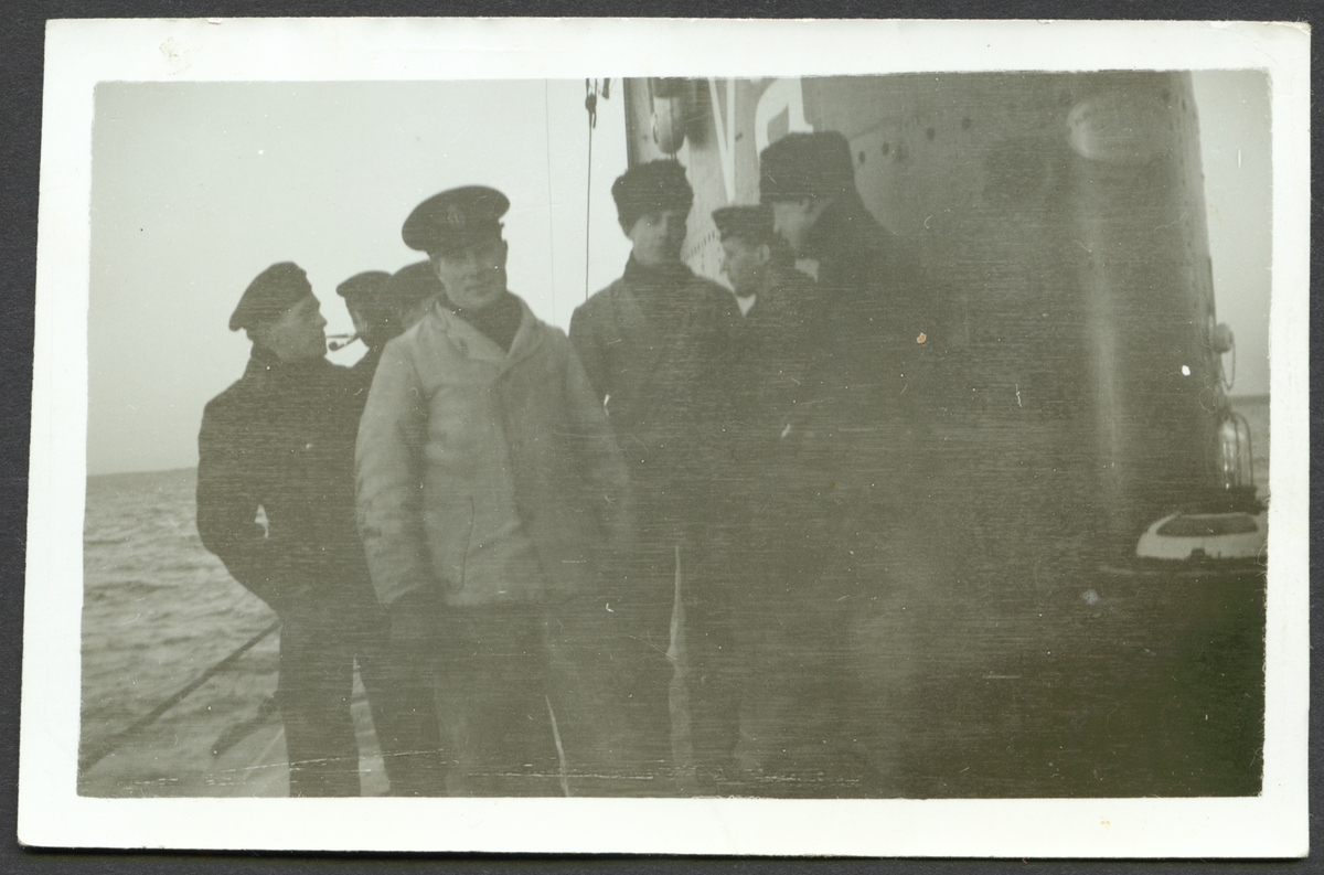 Bilden visar en grupp ubåtsmän på däck av ubåten Valen.