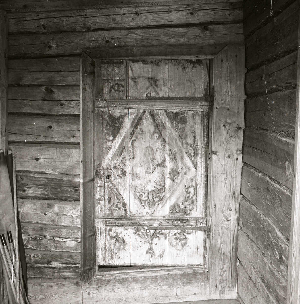 Interiör från timmerbyggnad med fint dekorerad dörr med smidda beslag, Utegården västra Höle 1978.