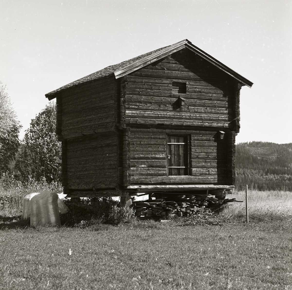 Ett härbre med två våningar, Arbrå sommaren 1980.