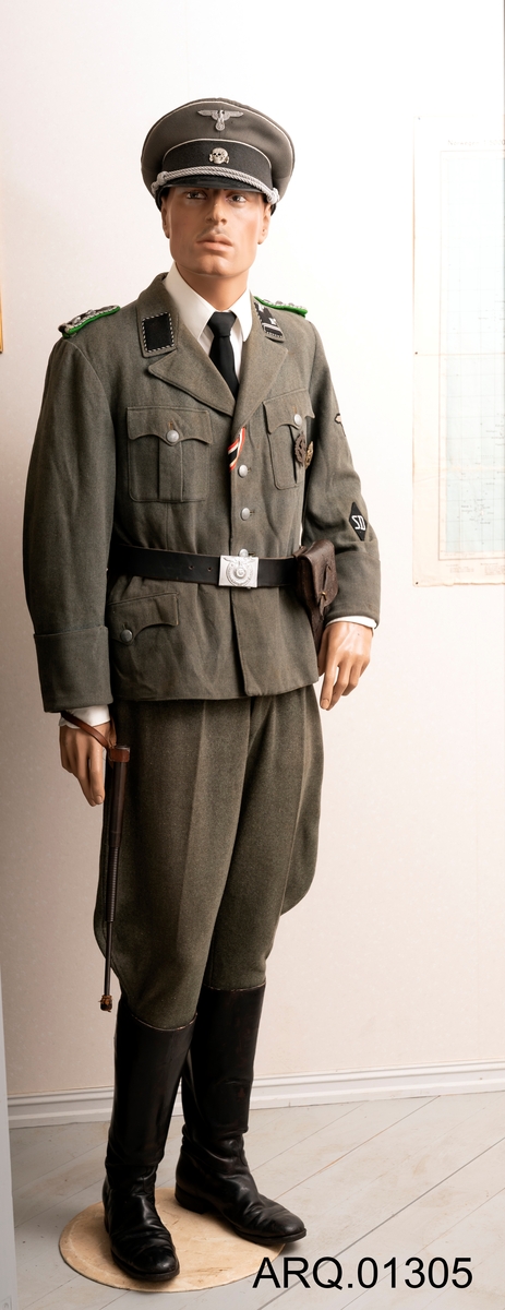 Denne komplette SD-uniformen består av jakke, bukse, skjorte, slips, uniformslue, jakkemerker, belte, belteveske, støvler og slagvåpen.