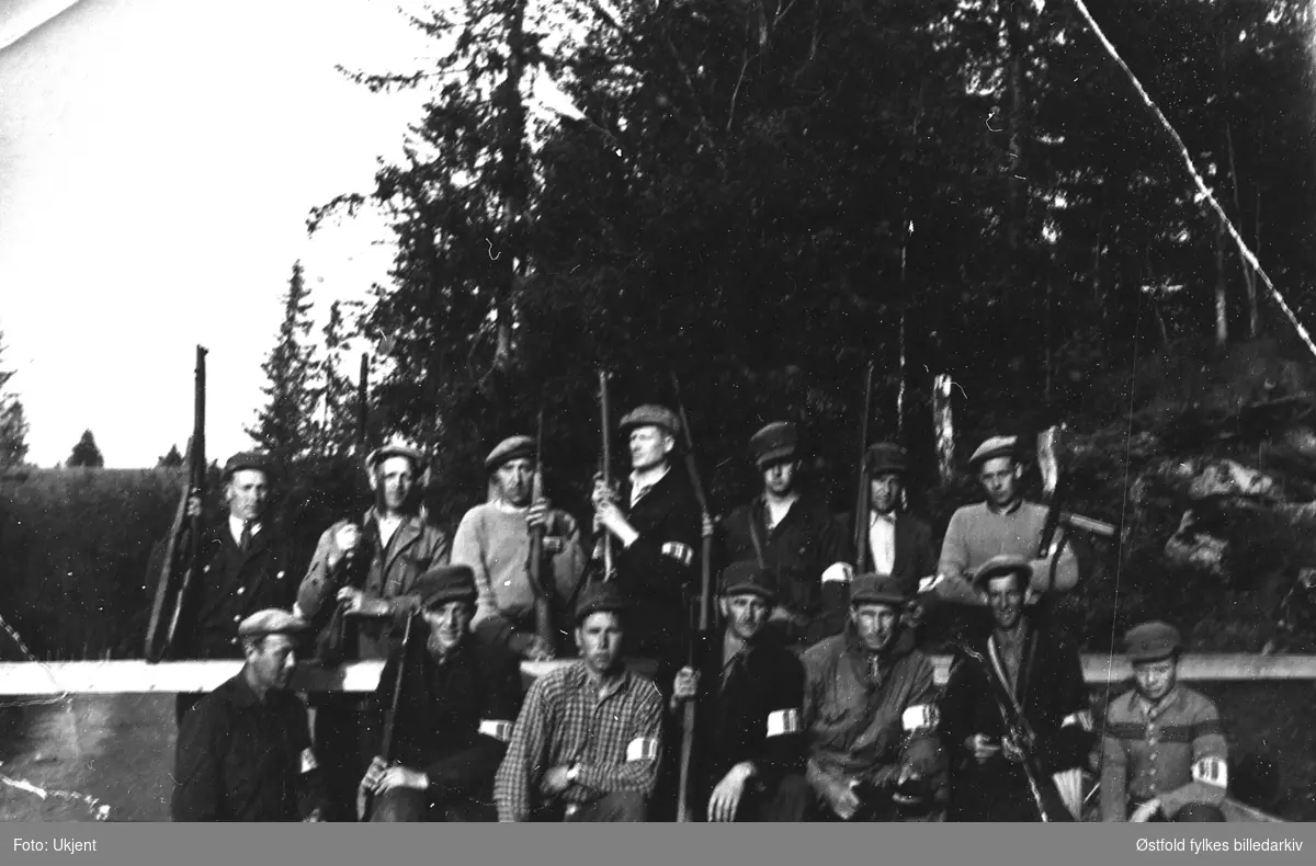 Hjemmefrontstyrker (HS) 1945 ved Fossum bru i Askim/Spydeberg, antakelig trøkstinger. Ukjente.
Samme motiv på ØFB.1984-00125.