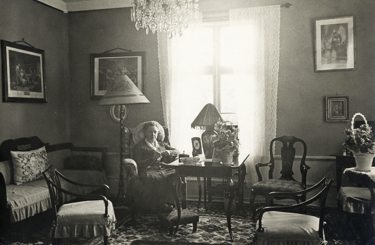Östregårds herrgård, Växjö. Interiör ca 1925, med friherrinnan Helene Wrede (1863-1952) sittande vid ett fönster.