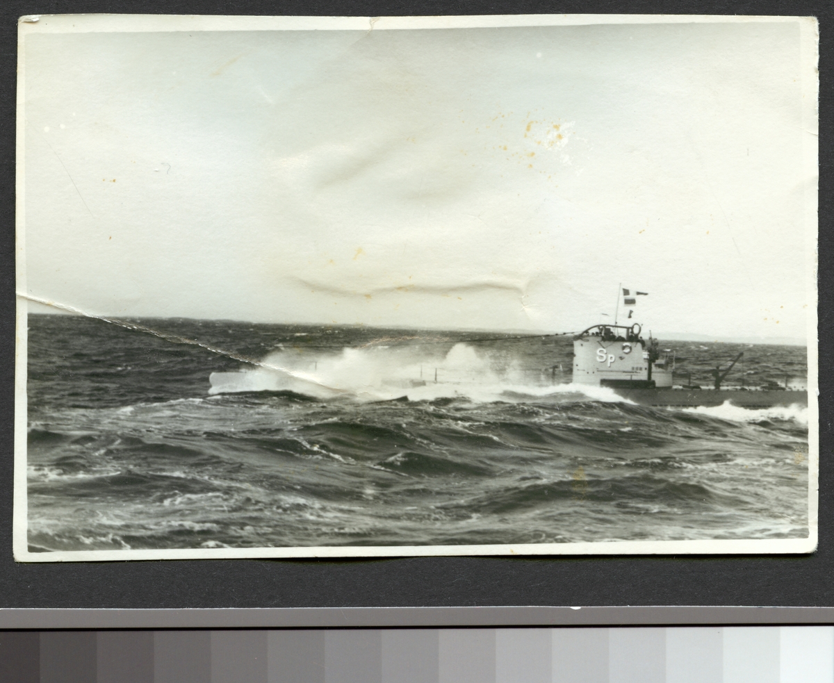 Bilden visar ubåten Springaren till sjöss.