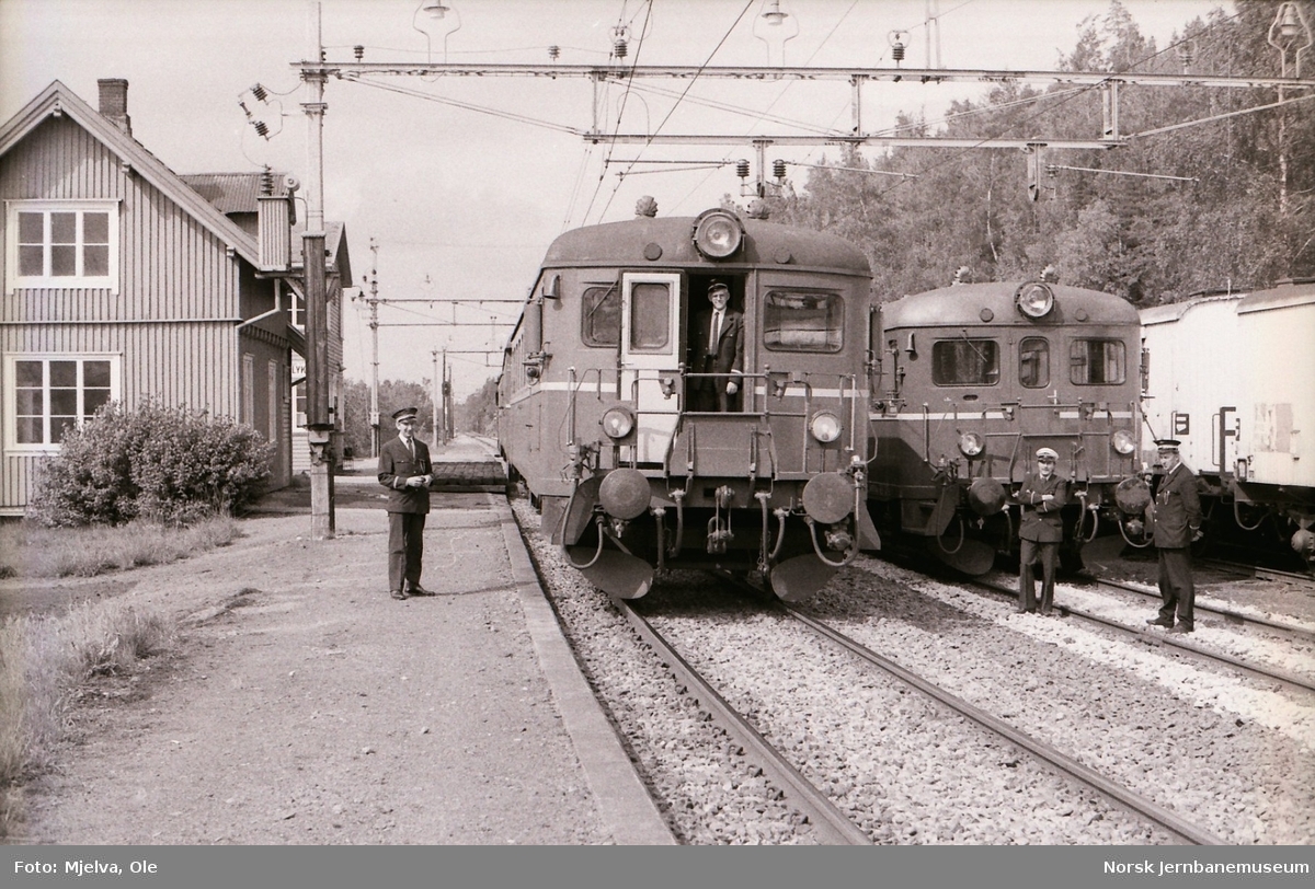 Kryssing på Strandlykkja stasjon mellom to motorvognsett type 68A. Dette var siste dag med lokaltog mellom Eidsvoll og Hamar