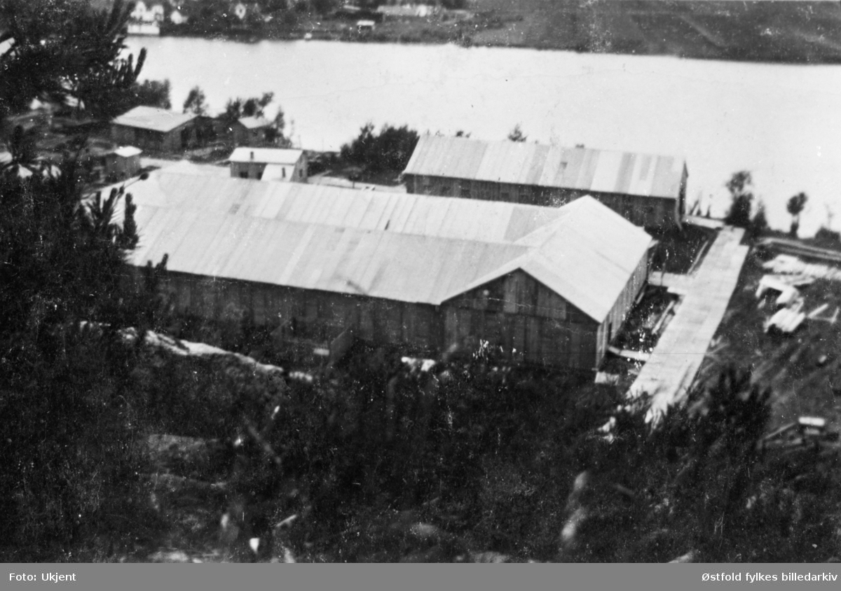Tysk interneringsleir for russiske krigsfanger  på idrettsanlegget til Greåker Idrettsforening ca. 1946, Moa idrettsplass. Visterflo i bakgrunnen. Det var en knottfabrikk på anlegget.