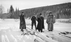 Fire menn, fotografert på isen ved Lermyrberget i den nedre 