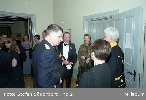Höstmiddag på Ing 2 Officersmäss. Från vänster generalmajor och rikshemvärnschef Alf Sandqvist och hans dam (okänd), överste Thore Bäckman, Ing 2 med sin dam (okänd). Och okänd person, har uniform M/Ä Smålands husarer.