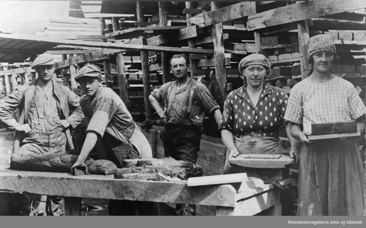 Teglverket Tangen Bruk i 1920-årene. Teglverksarbeidere.Stjørdal Kjemiske Industriarbeiderforening. En typisk arbeidssituasjon ved Tangen Bruk. Det disse holdt på med ble kalt "Gjørrå æmne, bank stein, bærra bort". Og ungdommen som gjør i stand emnet er Sverre Dahlen.