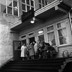 Hjula Væverier innstilte virksomheten i oktober 1957. 350 an