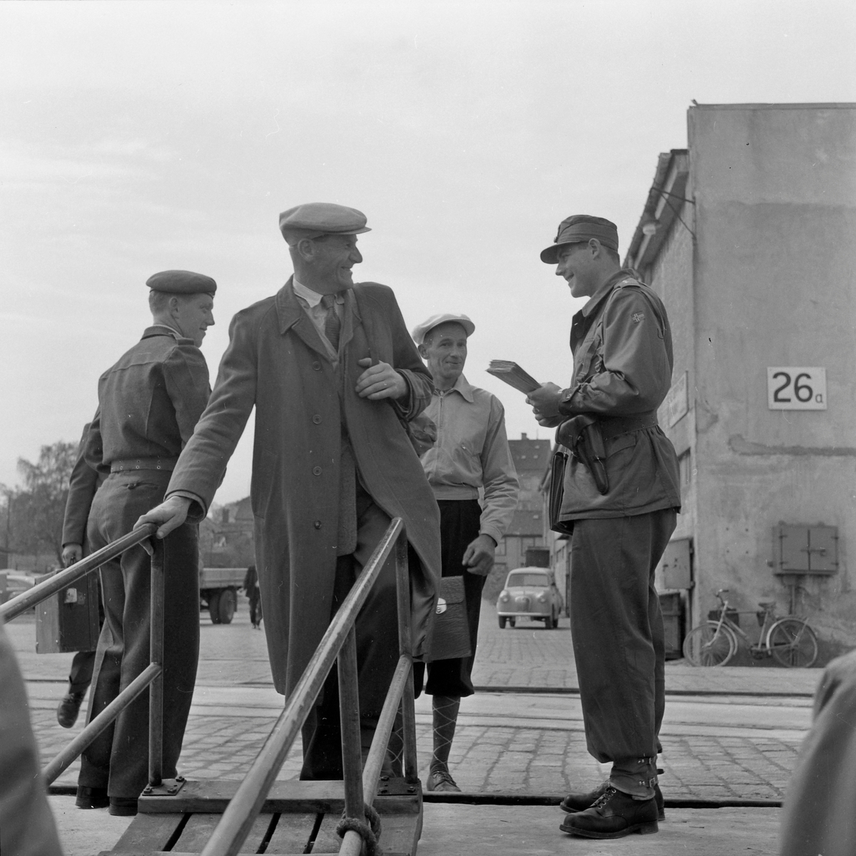 Soldater til repetisjonsøvelse på Brekstad går ombord i M/S Fru Inger
