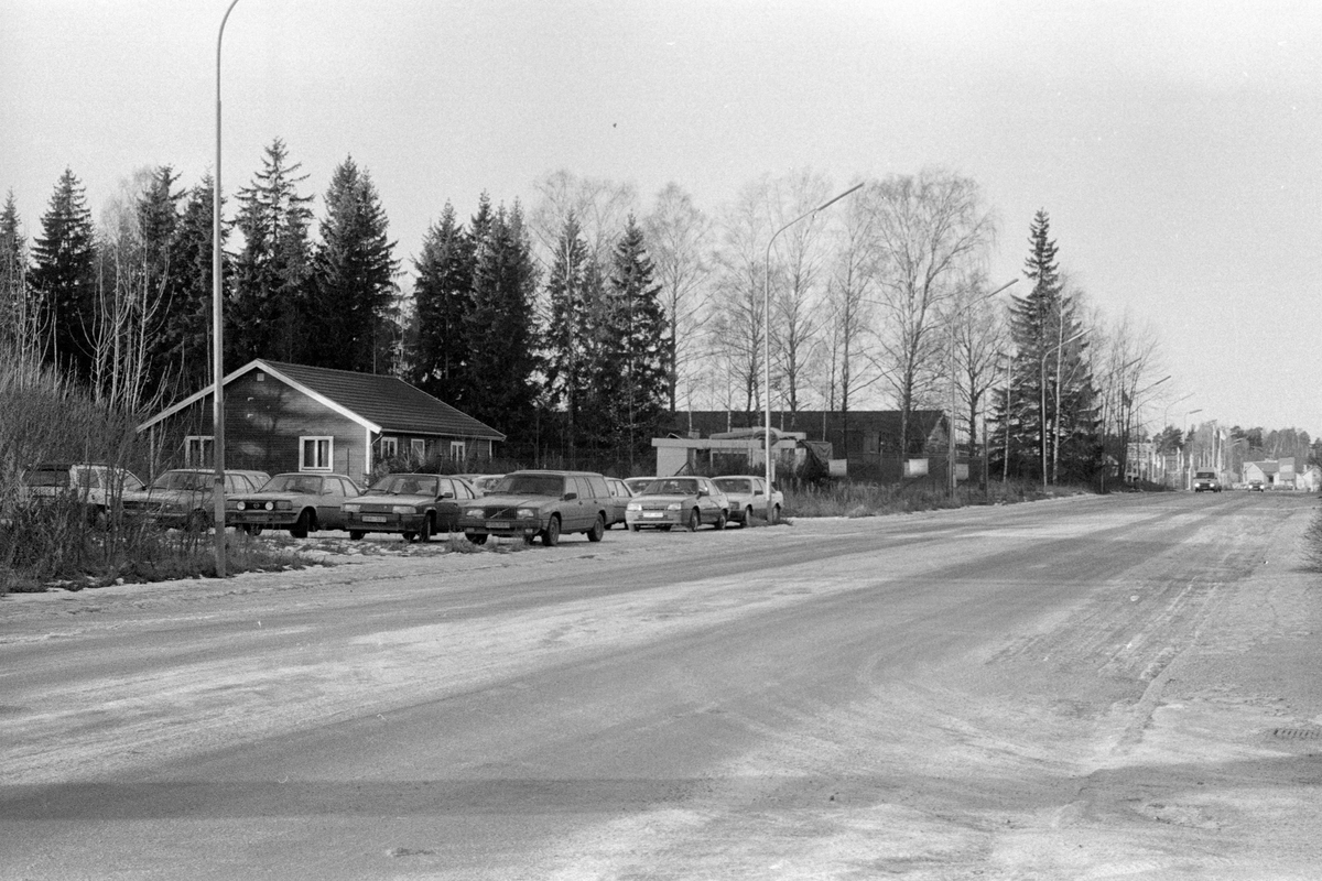 Huset från Fältmätargatan, öster. Bilparkering