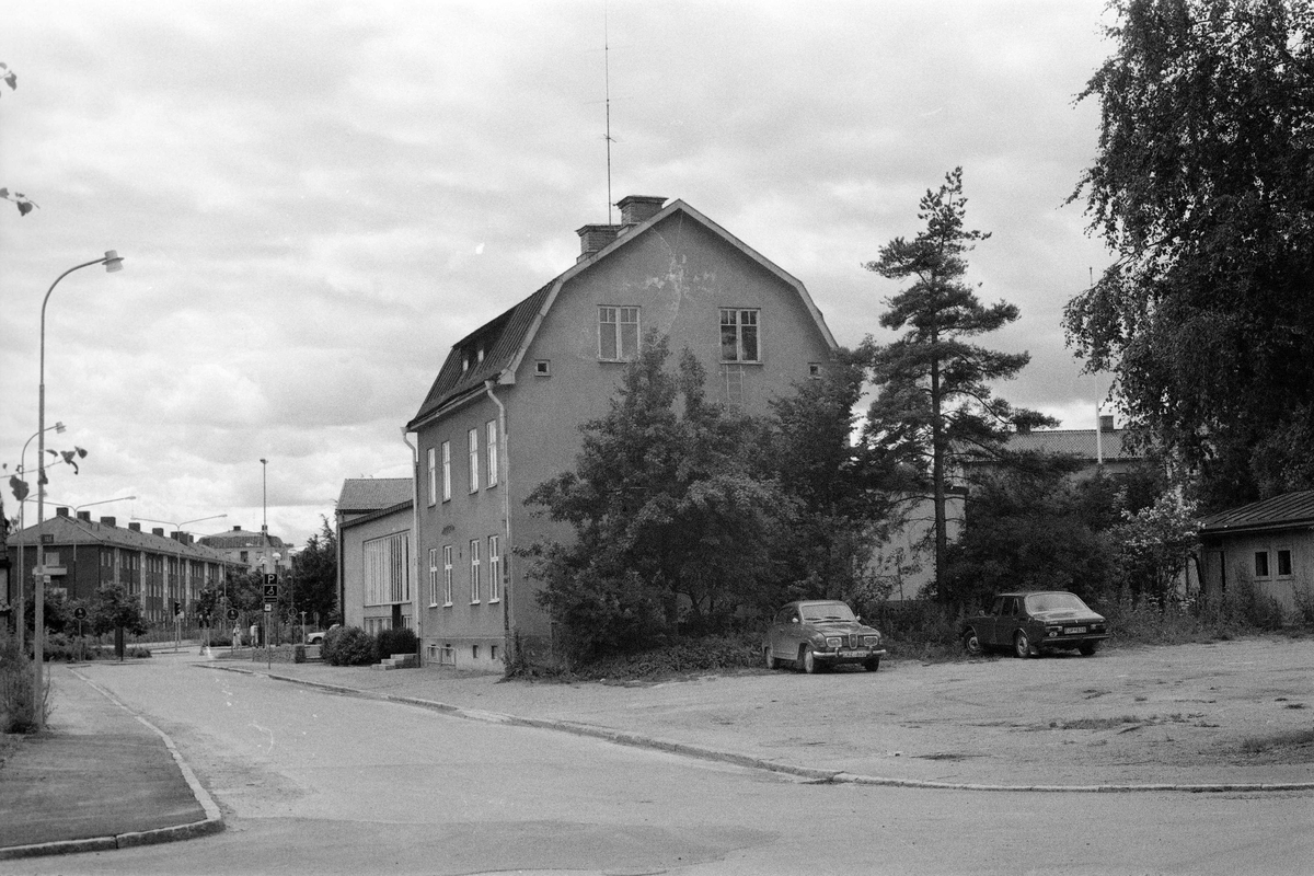 Katrinelundsvägen mot Kristiansborgsallèn (öster). Aktuell fastighet 1:a husetpå höger sida 