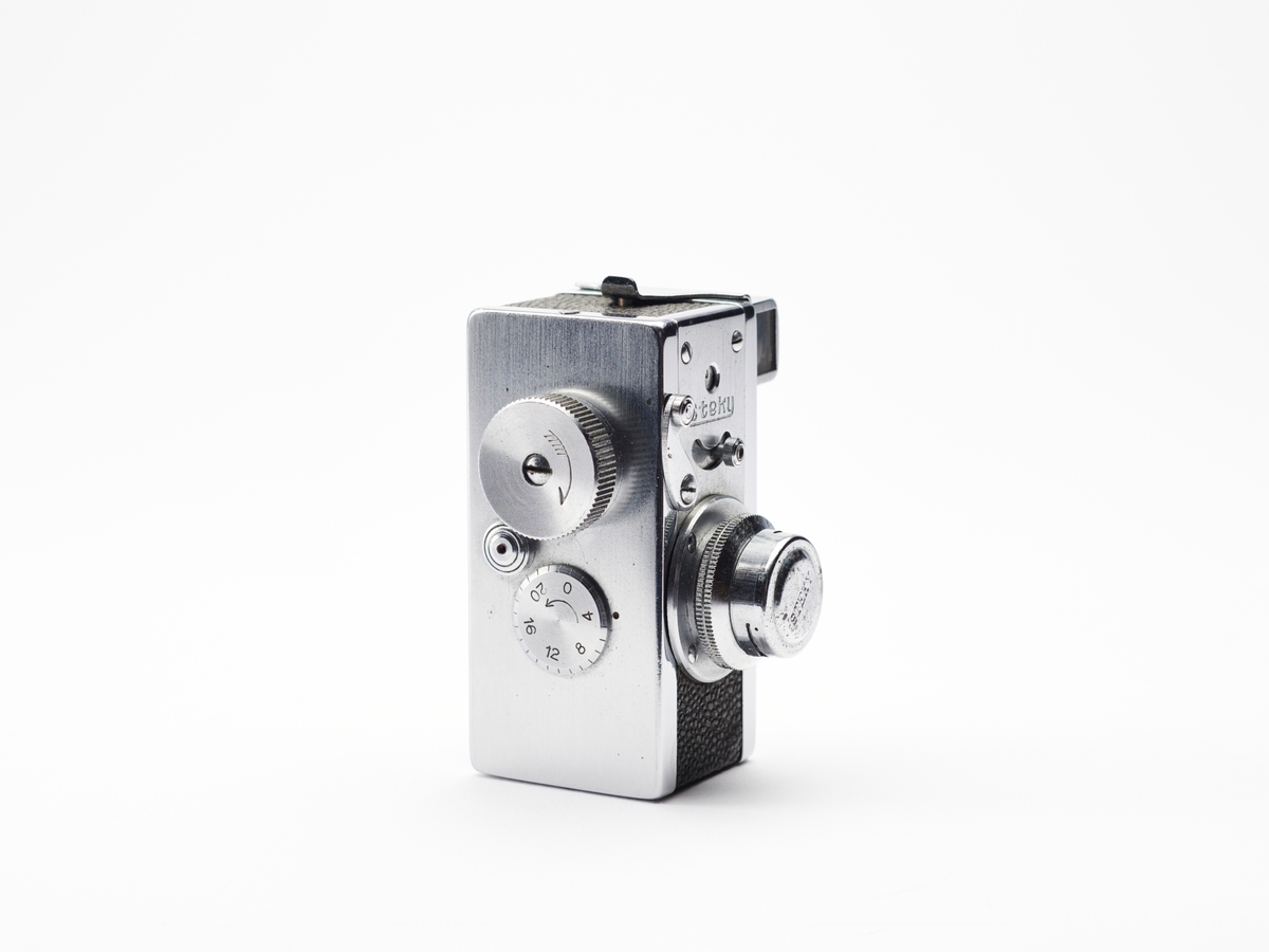 Steky er et subminiatyrkamera fra den japanske kameraprodusenten Riken Optical, produsert i 1947. Det tar 10x14mm eksponeringer på 16 mm film og har et utskiftbart Stekinar f3.5/25mm Anastigmat fast-fokus objektiv. Lukkertidene er 25, 50, 100.