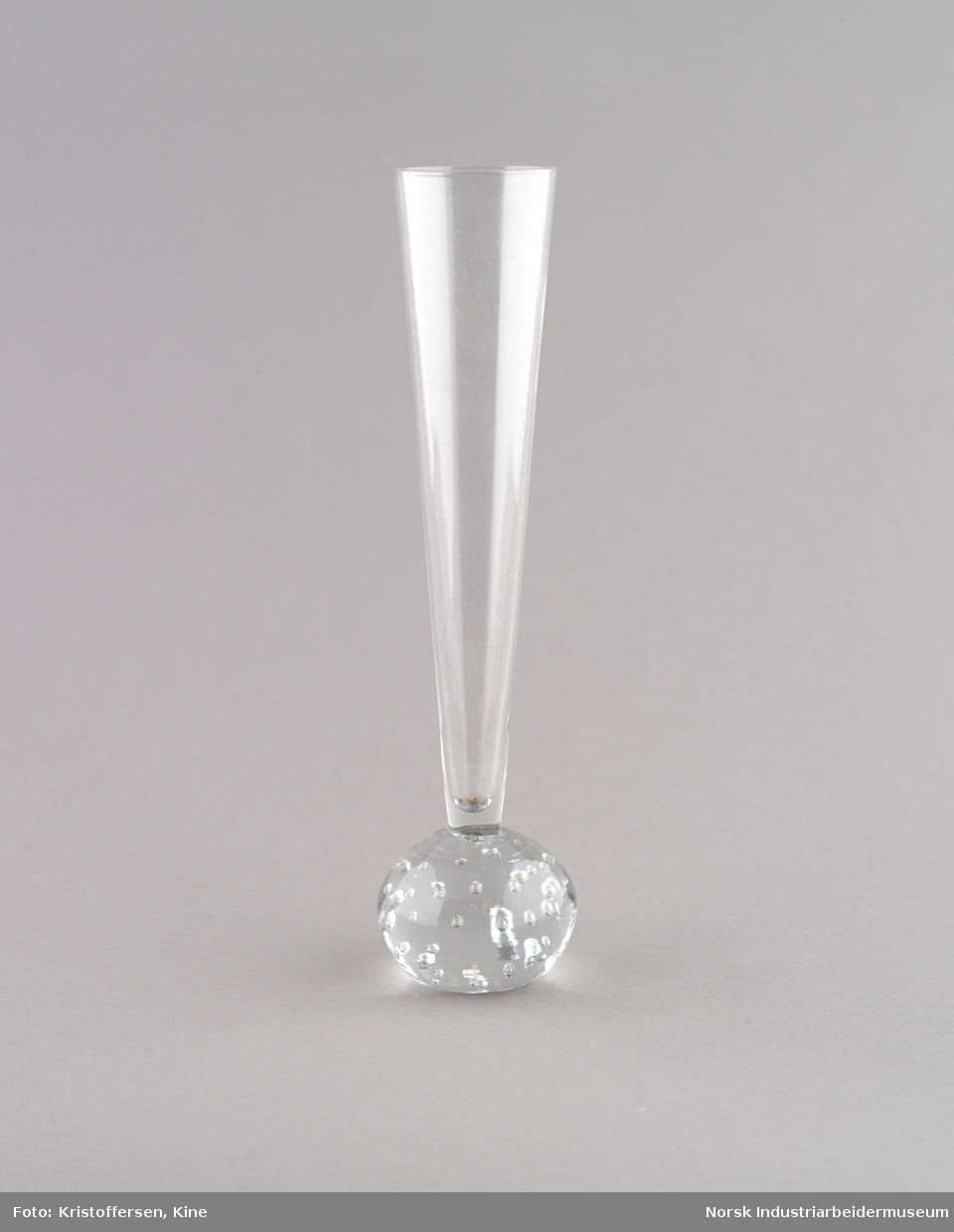 Premie eller vase fra Bondeungdomslaget Maana i glass. V-formet med kuleformet bunn med små luftbobler.
