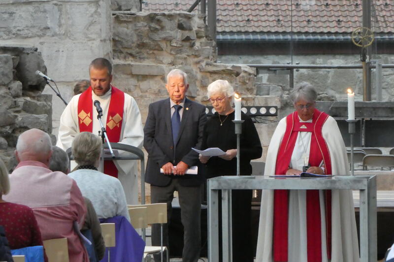 Pilegrimsprest Lars Erlend Kielland står sammen med representanter fra den katolske kirke og Hamar menighet samt tidligere biskop Solveig Fiske oppe ved alteret i Hamardomen.