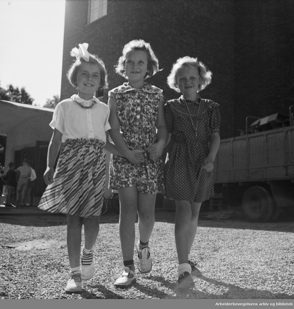 Første skoledag etter sommerferien. Fra venstre: Wenche-Lise Nilsson, Mette Toresen og Bente Haslestad. Marienlyst skole. August 1952.