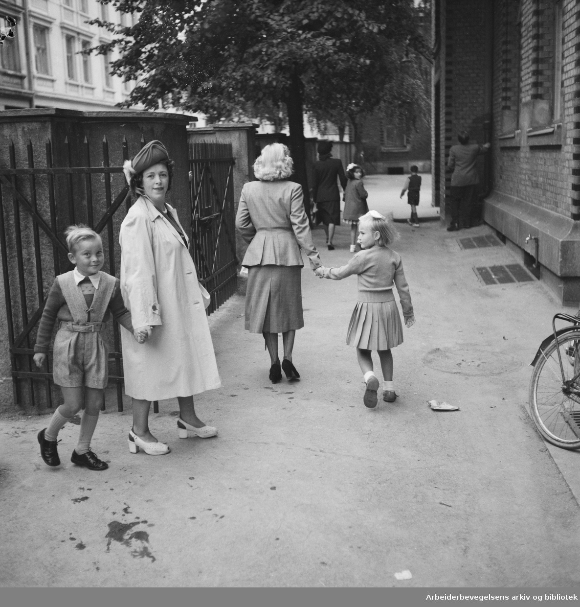 Første skoledag. Skolestart. Grünerløkka skole. August 1950.