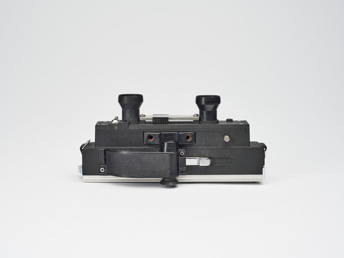 Linex stereokamera er et subminiatyr kamera produsert av Lionel Co. i New York ca. 1954. Kamera kunne gi åtte bildepar på 16mm film. 
Stereokameraene ga en svært populær form for bilder på slutten av 1800-tallet. Stereofotografi var med på å forme fotoindustrien. Folk ønsket å se mer av verden, og stereofotografiet gjorde det mulig å forestille seg at man var til stede i motivet, grunnet en optisk effekt som utnytter dybdesynet vårt. 
Et stereokamera har to objektiver med en avstand på litt over seks centimeter, omtrent samme avstand vi har mellom pupillene. En eksponering gir dermed to bilder av samme motiv. Når dette paret med fotografier blir montert, f.eks. på en papplate, og sett på gjennom en stereobetrakter, fremstår motivet som tredimensjonalt.