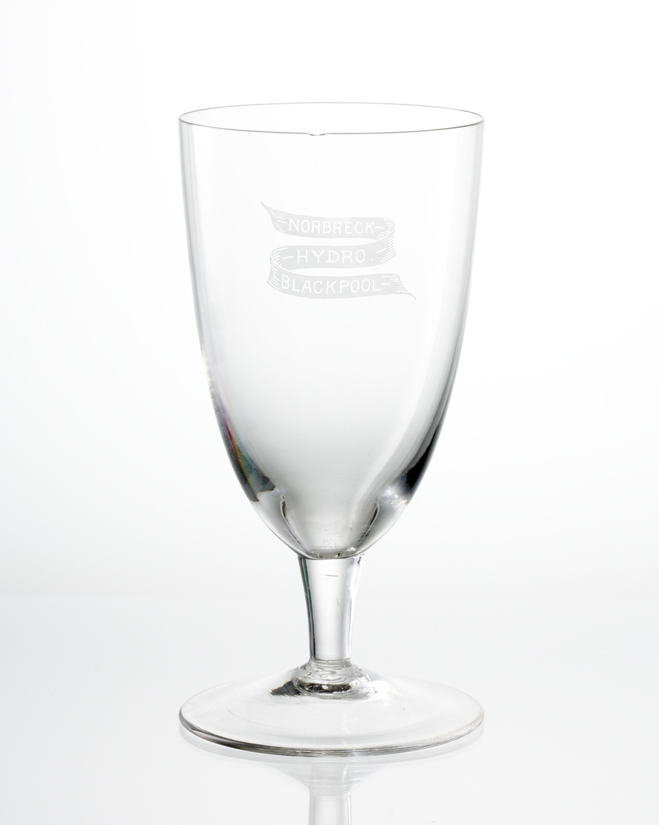 Design: Okänd.
Ölglas. Slät, hög kupa med etsat firmamärke: "Norbreck Hydro Blackpool".
